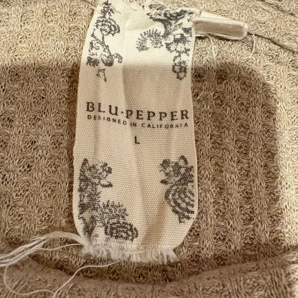 Blue Pepper long-sleeved beige waffle-knit shirt patterned sleeves tie at hem LG